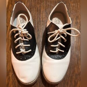 Classic saddle shoes! Size 9